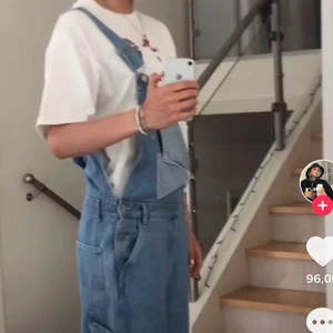 Hängselbyxor - Slutsålda hängselbyxor från pull and bear i storlek m herr!🏄🏼‍♀️ (frakten oklar vad den blir)