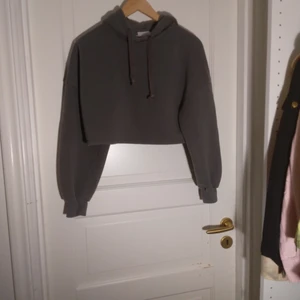 Gina tricot  - En grå gina tricot hoodie säljer denna för att den aldrig kommer till användning strl XXS. Köpare står för frakten. Kan bara skickas. Välj vad du vill ge så godkänner jag.