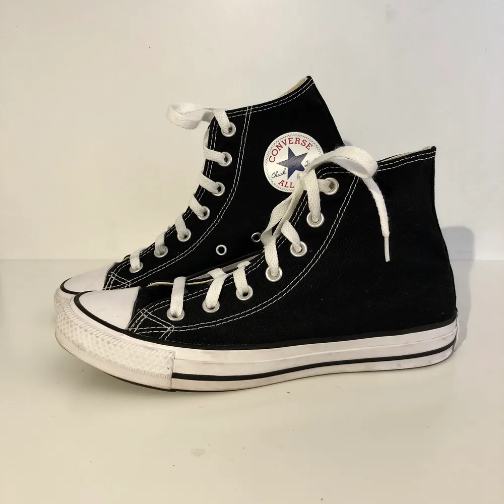 Ett par helt nya All Star converse, använda högst 3 gånger🌸 Dom är i storlek 39. Budgivning från 500 kr, användare står för frakt!. Skor.