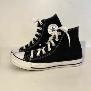 Svarta Converse 39 - Ett par helt nya All Star converse, använda högst 3 gånger🌸 Dom är i storlek 39. Budgivning från 500 kr, användare står för frakt!