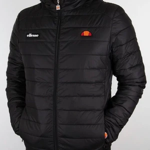 Ellesse höst/vinter jacka  - Ellesse jacka använd i en vinter säsong. Det är inget skador eller fel på jackan jag kan bara inte ha den för den är för liten. Jag köpte den för 1,300kr 2019 (lånad bild)