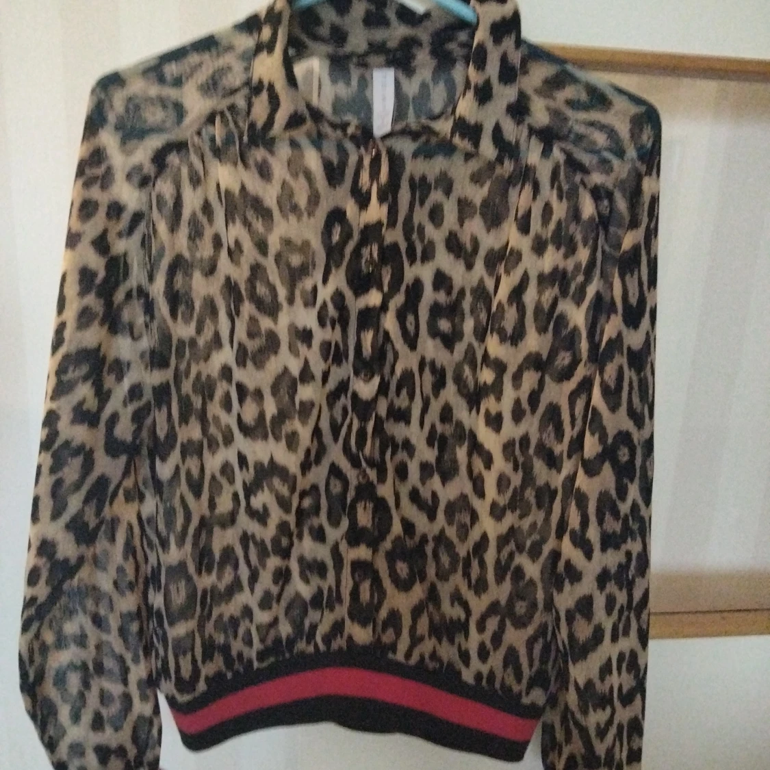 Transparent blus med leopardmönster