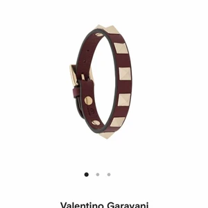 Valentino armband  - Valentino armband, använd fåtal gånger och kommer i ett väldigt fint skick med förpackning osv.