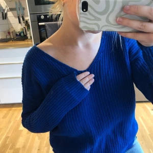 Blå stickad tröja från Nelly - En v-ringad blå stickad tröja från Nelly med kryss i ryggen. Inte heller använd så mycket, köpt för några år sedan. Storlek S men funkar även på andra storlekar beroende på hur man vill att den ska sitta. Säljer för 100kr + frakt💙