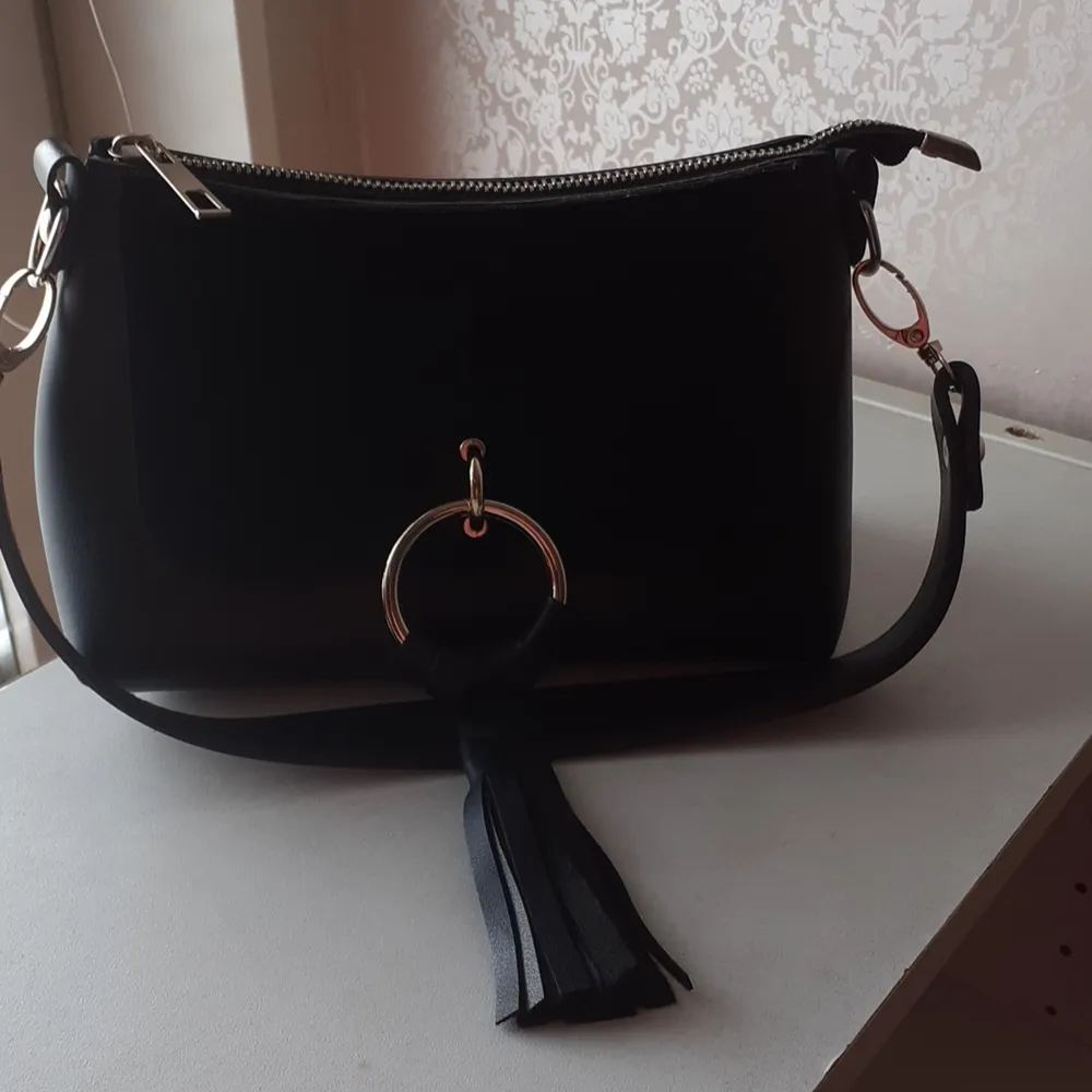 Här som ni ser så säljer jag en svart handväska som är väldigt fin man kan ha den på sommaren!🌸. Accessoarer.