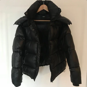 Puffer jacka - Så fin o mysig puffer jacka från bikbok. Köpt på plick förra året o var köpt i väldigt fin kvalite o är fortfarde de! Håller värmen väldigt bra och är lite större! Köpt på plick för 900 kr!(lånad bild)