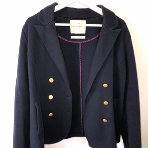 Blazer  - Marinblå kavaj med fina guldiga knappar, är i lite ”tjockare” material så kan användas som en jacka också💕Är från Kappahl, står ingen storlek men skulle gissa på M.