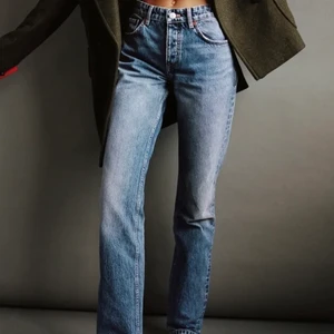 Zara mid Rise jeans  - Säljer dessa efterlängtade zara jeans! Dem går ner till hälarna på mig som är ca 170, dem är mellan blå och storlek 34. Aldrig använda därav bra skick! ❤️