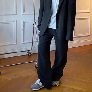 Djerf avenue byxor - Säljer dessa svarta kostymbyxor från Djerf Avenue, favorite pants black! Väldigt bra skick och endast använda en gång. Säljer då dom blivit för stora på mig💓nypris: 1499 🥰 bild från Djerf Avenues hemsida 