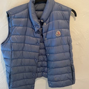 Moncler - Supper snygg moncler väst, som bara är använd ett par fåtal gånger. Priset går att diskutera! 