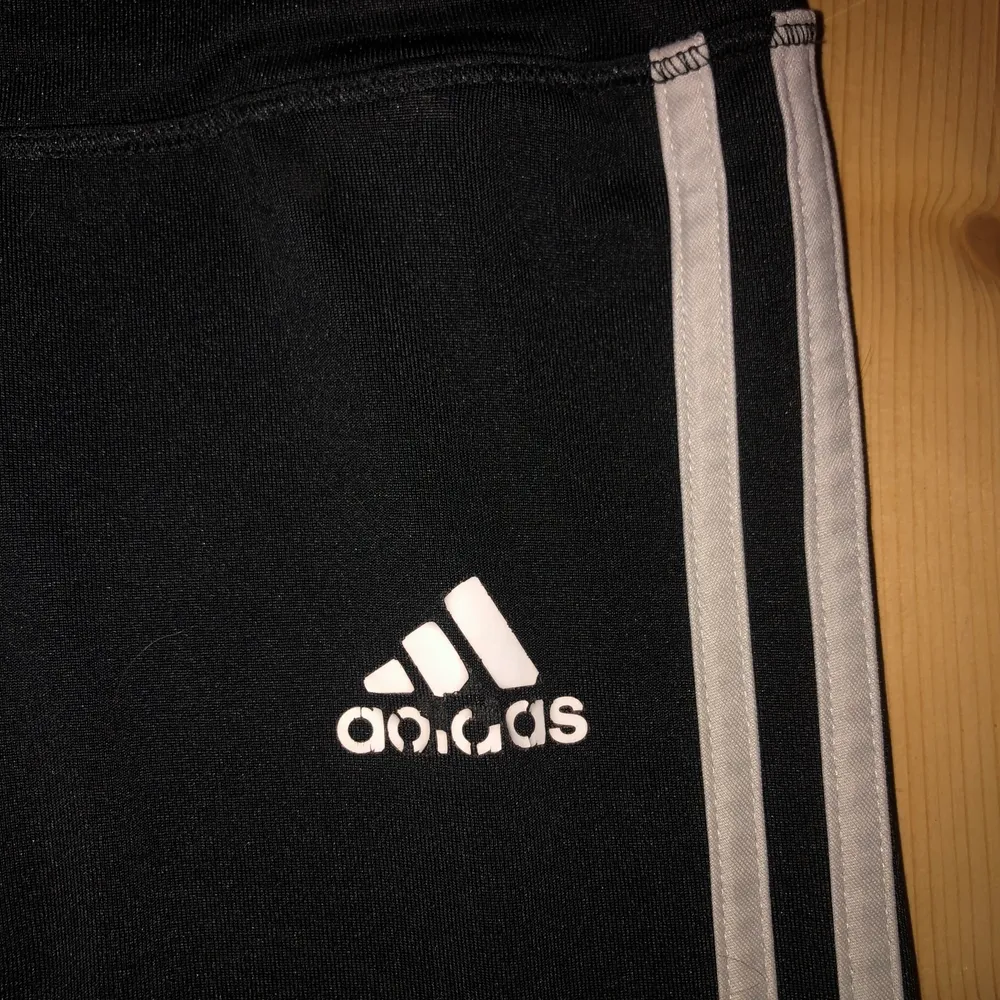 Adidas thigts lite slitna vid märket (se bild) . Övrigt.