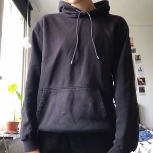 Svart hoodie - Fin svart hoodie i bra skick