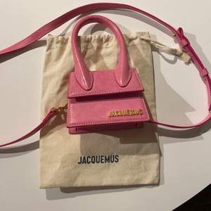 Säljer nu min kära jaqcuemus väska då jag ej fått mycket användning av den. Den har användts väldigt sparsamt och är i nyskick!! Nypris:4350kr🌸🌸