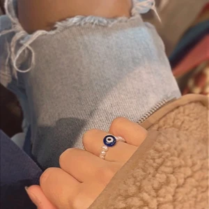 Pälad ring med evil eye  - 🦋🌊🐚🌀🐳🧿🫐 Ring med sötvattenspärlor och onda ögat i glas🧿 Passar till det mesta🧚‍♀️ tråden är elastisk. Storleksguid på bild tre