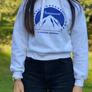 Vit hoodie med tryck - Cool cropad hoodie med paramount tryck på. Använd men i bra skick