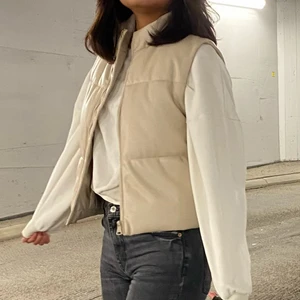 VÄST - Intressekoll på min väst från Zara, köpt ifrån barnavdelningen. Storlek 13-14år, 164 och passar mig som brukar ha S/M. 