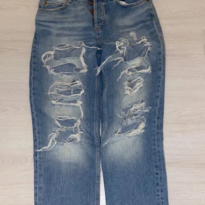 Blåa low waist boyfriendjeans!  - Snygga boyfriendjeans som sitter bra och är figurnära, använda kanske 1-2 gånger alltså är de i bra skick. Storlek 36. Köparen står för frakt!