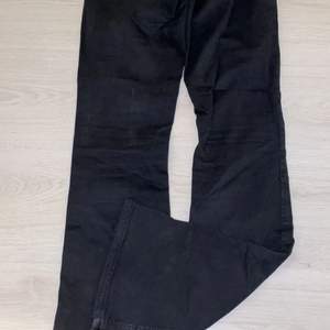 Jättesnygga svarta bootcut jeans från Gina Tricot, sitter jättebra på då de är lite tighta och figurnära. 