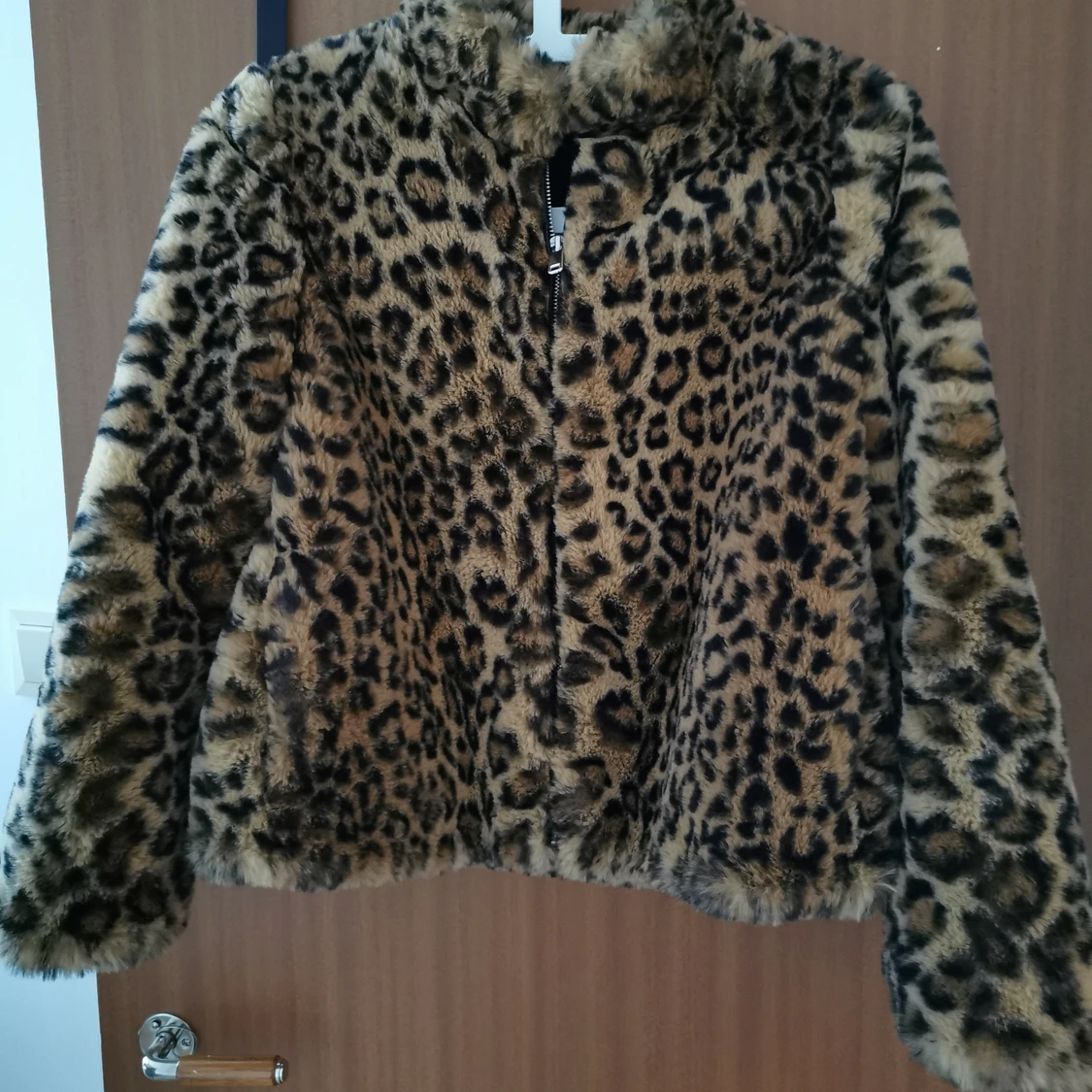 Fluffig leopardjacka