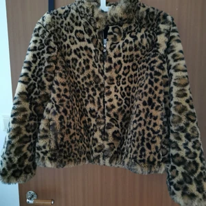 Fluffig leopardjacka - Fluffig och varm leopardjacka 🐆