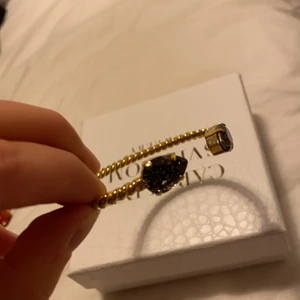 Caroline Svedbom armband  - Mörkgrått/svart armband från Caroline Svedbom. Använd cirka 2-3 gånger pga använder ej smycken. Dvs väldigt bra skick. Ordinarie pris 695 kr.