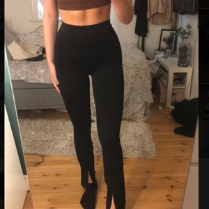 Kostymbyxor med slits - Säljer dessa kostymbyxor med slits från BIKBOK, i väldigt fint skick. Stl XS.        Säljer för 80 kr + frakt (priset är diskuterbart)