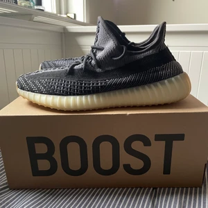 Yeezy 350 Boost Carbon - Storlek EU 45/US 11. Köpta på footlocker vid release, endast använda någon gång. Väldigt bra skick, 9+/10. Kan diskutera pris.