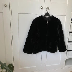 Jacka från zara - En jacka jag köpte förra året, men den är knappt använd💗 skön o varm så passar bra nu till hösten! nypris är 799 
