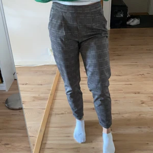 Rutiga byxor  - Sjukt sköna och coola byxor! Passar både till vardags och festligare tillställningar! Passar väldigt bra till dig som gillar att vara snygg men bekväm! Säljer pga att de inte används! Storlek S