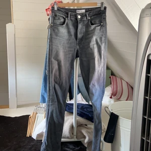 Grå zara jeans strl 34 - Bra skick, knappt använda.
