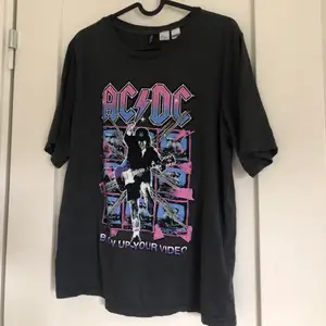 Säljer denna ACDC tshirt som aldrig är använd