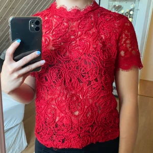 Spetstopp  - Röd topp i steps från Zara. Dragkedja i ryggen. Hör av er vid frågor eller om ni önskar fler bilder❤️