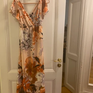 Vintageklänning unik SMALL - Slank, och len klänning köpt i NEW YORK. Några sömmar behöver lagas även om den kan användas i nuvarande skick. Smickrande för figuren. 