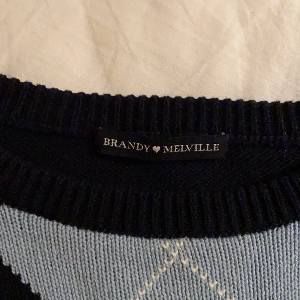 Stickad tröja från Brandy Melville. Den är använd cirka 3 gånger. Storleken one size, men passar bra på de som är xs/s. Säljer den för 280 + frakten.. Tröjor & Koftor.