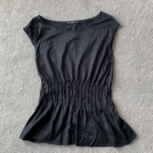 Topp - Topp från populära märket COS. Formar kroppen snyggt. Storlek XS. Frakt tillkommer. Hör av dig vid frågor 🤍