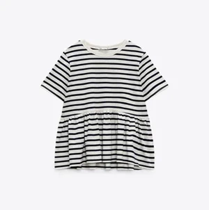 Randig tröja zara - Säljer denna populära, slutsålda tröja från zara, i storlek S. I väldigt bra skick efter som att jag vara har andvänd den två gånger.                                          Frakt tillkommer 💕.                                             Orginal pris : 150kr