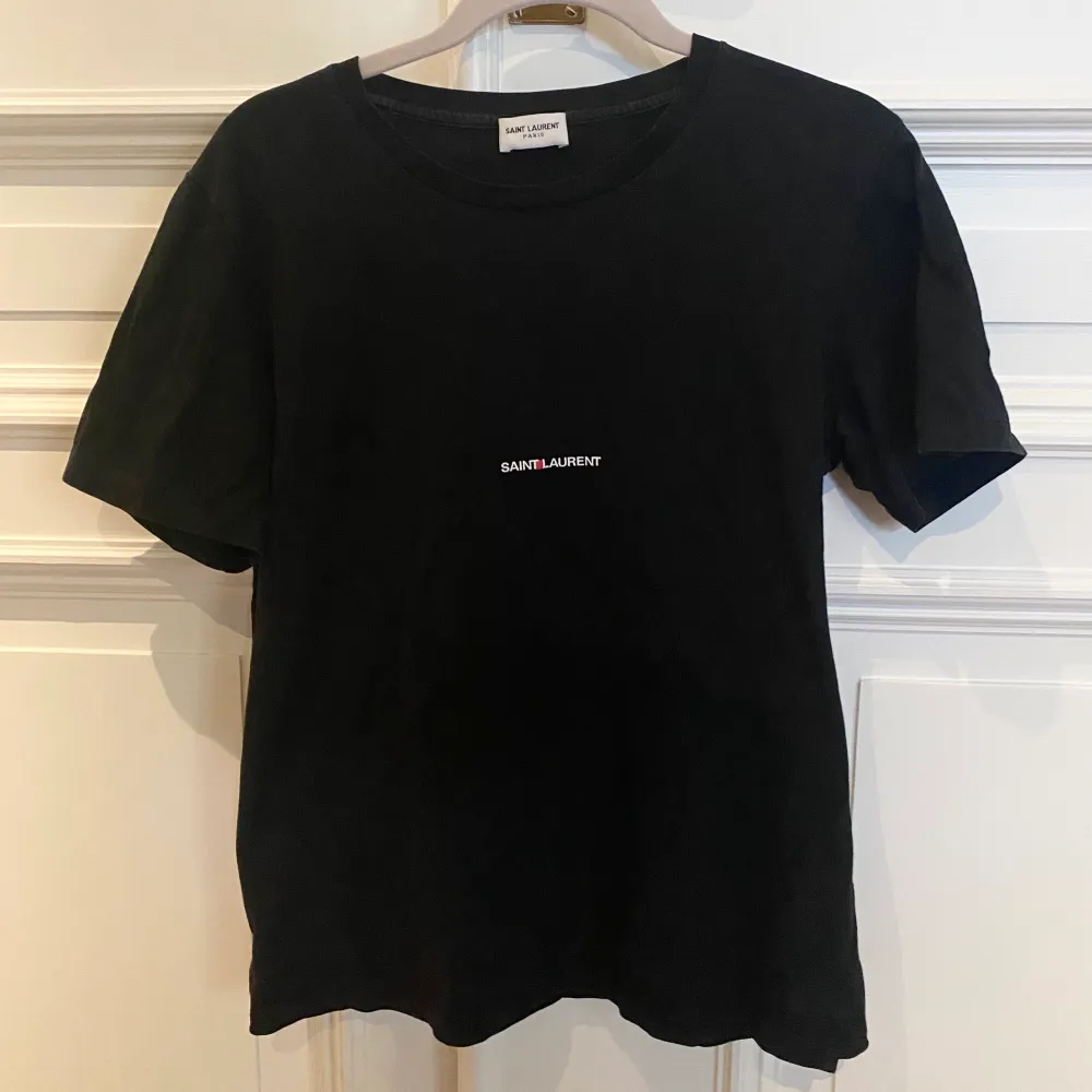 Svart t-shirt från Saint Laurent. Storlek M men passar även S och XS. Väldigt bra skick! . T-shirts.