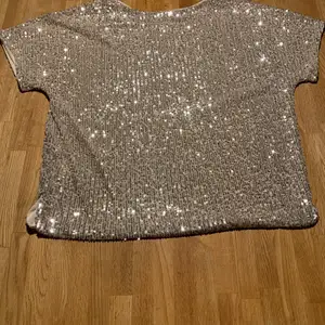 This is a t-shirt with silver glitter. It’s perfect for party’s🎉🍾