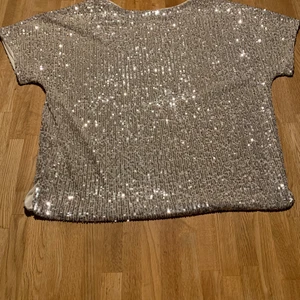 T-Shirt with silver glitter - This is a t-shirt with silver glitter. It’s perfect for party’s🎉🍾