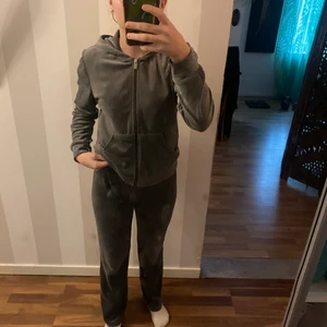 Gina set pris går o diskutera  - Bra skick några små hål men syns ej alls bra skick ren o fin säljer för det är inte min smak längre på kläder ,storlek s