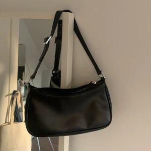 Axelväska  - Axelväska från monki❤️ knappt använd!