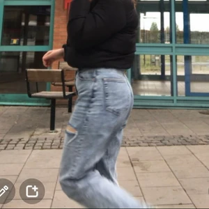 Lindex byxor - Säljer dessa vida byxor från Lindex, Orginalpris vad 299kr (300kr) Och nu har det kommit lite fläckar på benet som ej är så anmärkningsbara. De är rödbruna fläckar som jag fått bort halft så dom är typ isch borta. Jag tänker sälja dom för 150kr och om de ej kan upphämtas så står köparen för frakten. Byxorna är i storlek M och väldigt fin passform.