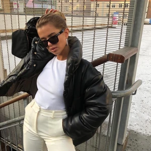 Puffer Jacket - Helt klart den skönaste jackan jag testat. Perfekt till höst & vinter! Storlek är S men den är oversized. Fuskläder. Personen på bilderna är @matildadjerf 🍂                                Endast använd ett fåtal gånger så är i princip som ny 