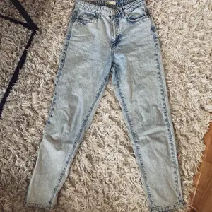 Säljer ett par jeans i Stl. 36 från Gina Tricot, bra använt skick, dock finns det ett hål baktill (se bild).