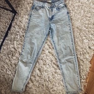 Perfect Jeans Stl. 36 Gina Tricot - Säljer ett par jeans i Stl. 36 från Gina Tricot, bra använt skick, dock finns det ett hål baktill (se bild).