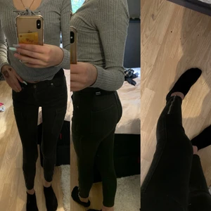 Byxor - Ett par mörk gröna jeans, fake fickor på benen, dragkedja nere vid foten, lågmidjade (XS). 