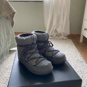 Gråa moonboots strl 39