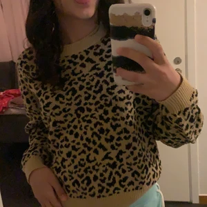 LEOPARD TRÖJA - en jätte fin leopard tröja från H&M, materialet är jätte skönt och är i stickat, bra skick, anpassat för vinter men man kan ha den till sommaren beroende på vad man känner för 📌