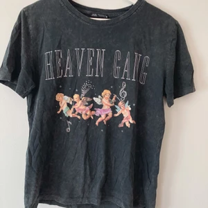 Svart tischa från Zara, stl. M - Svart tischa från Zara med paljetter och änglamotiv. Sparsamt använd. Stl M.