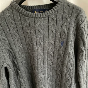 Kabelstickad Ralph Lauren tröja - Superfin tröja från Ralph Lauren!!🥰 Bra skick men tecken på användning